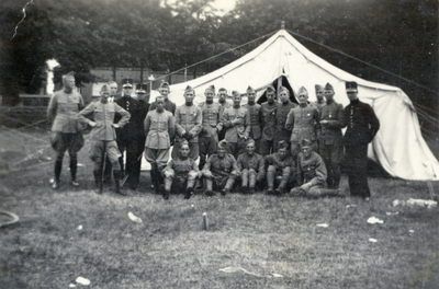 601946 Afbeelding van een groep militairen van de Militaire Luchtvaart Afdeling te Soesterberg voor hun tent waarin ze ...
